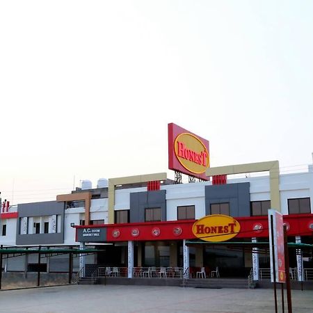 Virat Hotel & Guest House Rādhanpur Zewnętrze zdjęcie